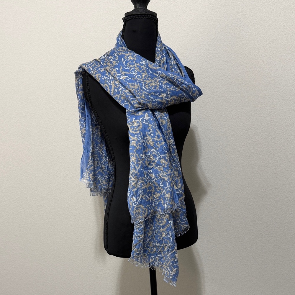 NWOT Banana Republic Blue and Cream accent Scarf